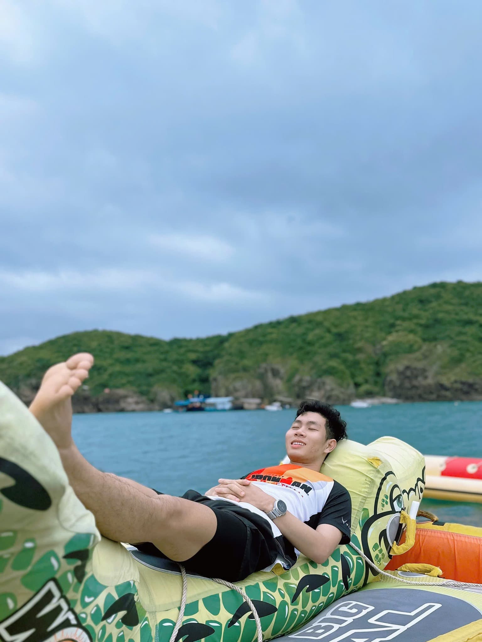 Nằm thả trôi giữa biển, mặc áo Ironman — hệ thống tự lo phần còn lại. Tự do không phải là không làm gì. Là được chọn làm gì và khi nào.