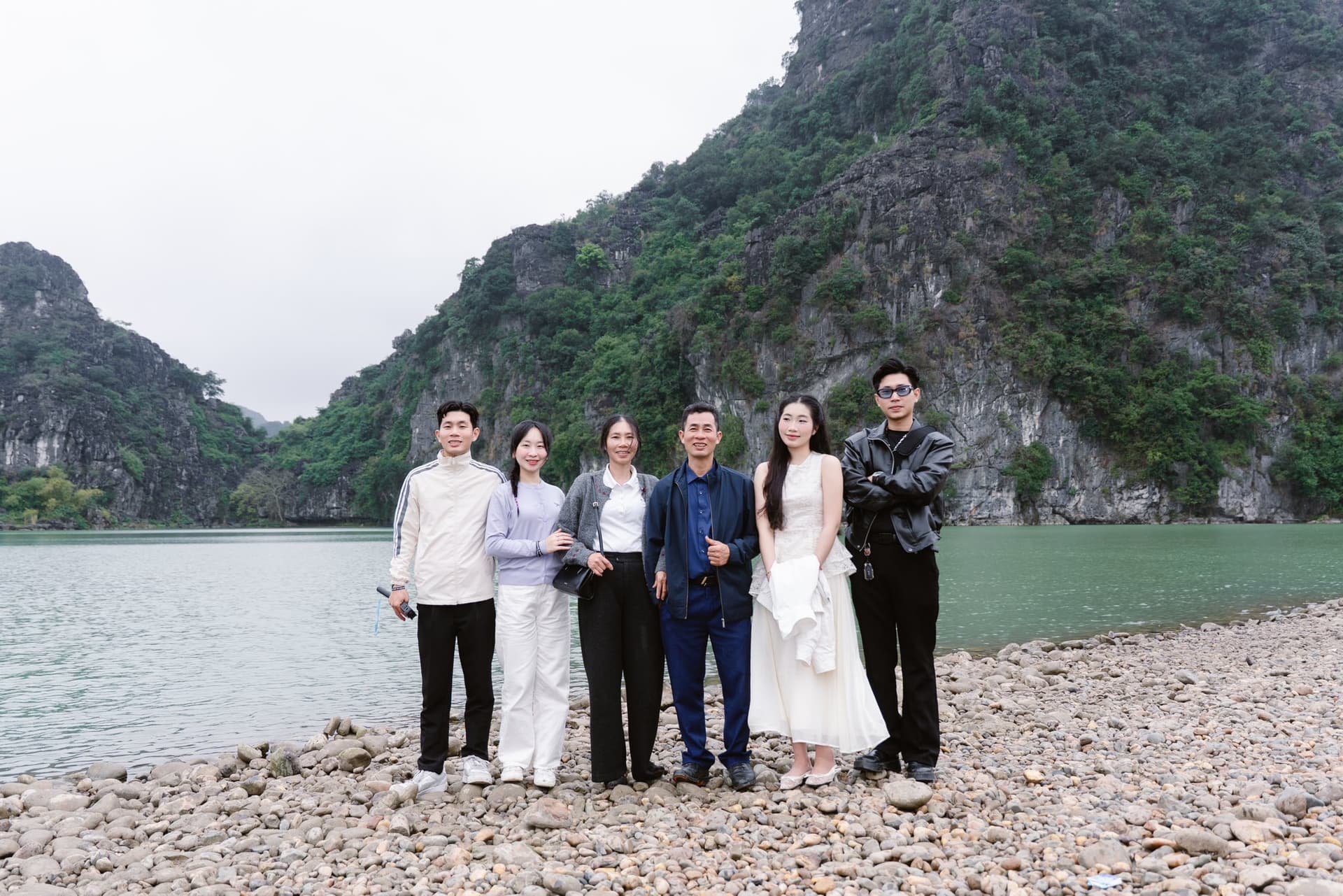 Giữa tuần ra Hạ Long với bạn bè. Hệ thống vẫn đang chạy — đơn vẫn về. Đây là thứ mình xây để có được những buổi như này.