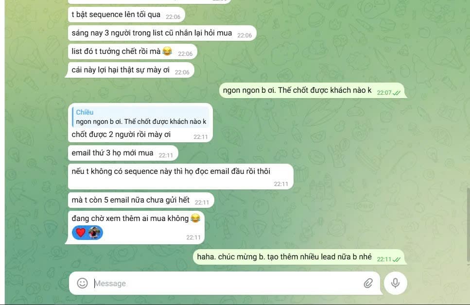 Bật email sequence tối — sáng hôm sau 3 người trong list cũ nhắn lại hỏi mua. Chốt 2 đơn, cả hai mua từ email thứ 3. Còn 5 email chưa gửi hết — đang chờ xem thêm ai mua